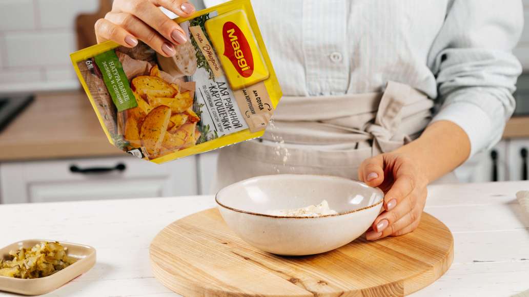 Для соуса смешать содержимое пачки MAGGI® для румяной картошечки по-деревенски с соусом Тартар с майонезом и йогуртом, добавить измельченный огурчик.