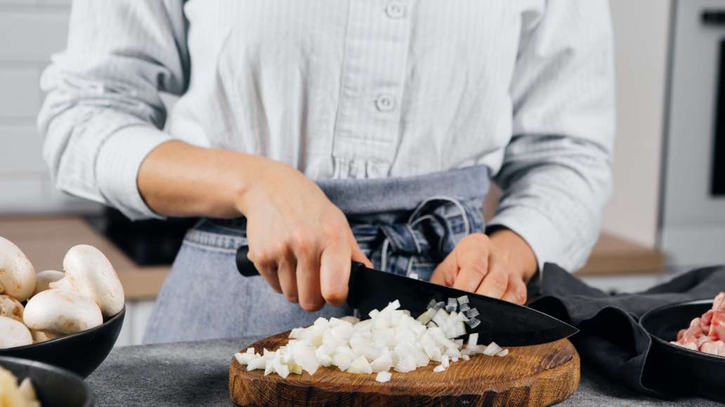 Нарезать мясо, почищенные картофель и лук кубиками. Нарезать мясо, почищенные картофель и лук кубиками.