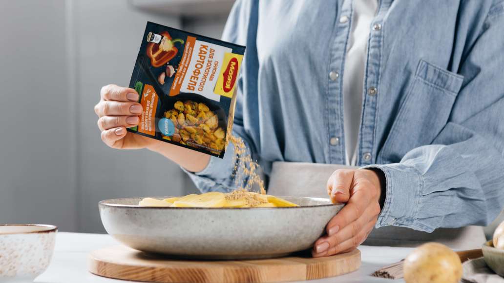 Добавить к картофелю MAGGI® Приправа для золотистого картофеля и тщательно перемешать. Добавить к картофелю MAGGI® Приправа для золотистого картофеля и тщательно перемешать.