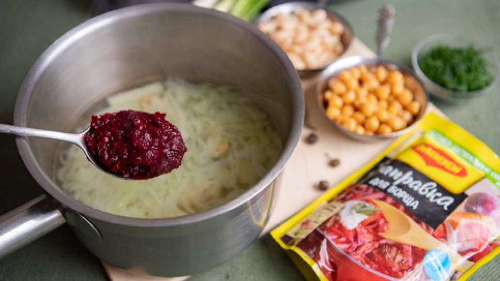 За пять минут до готовности добавить специи MAGGI® Заправка для борща, нут и фасоль. Проверить на соль. За пять минут до готовности добавить специи MAGGI® Заправка для борща, нут и фасоль. Проверить на соль.