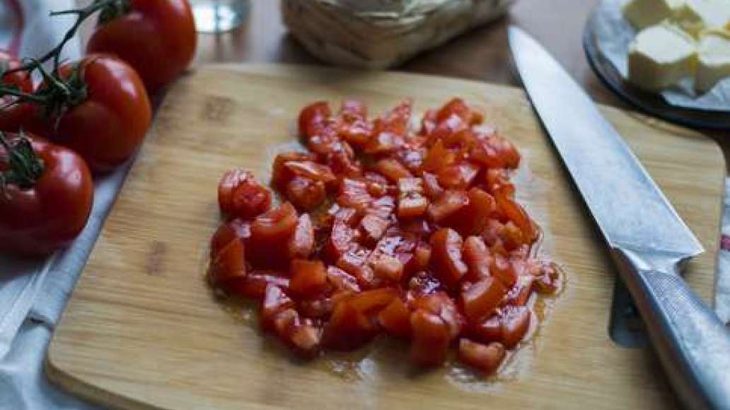 Нарежьте томаты средними кубиками. Нарежьте томаты средними кубиками.