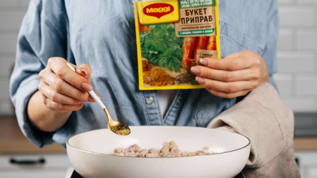 Куриное филе измельчить ножом или пропустить через мясорубку с крупной решёткой. Раскалить в сковороде растительное масло, добавить фарш и жарить, периодически помешивая и разбивая лопаткой комки мяса, до его полуготовности. Добавить MAGGI® Приправа униве