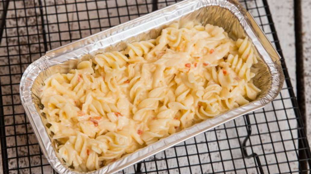 Жаропрочную форму смазать растительным маслом и выложить подготовленную массу. Поместить форму в духовку, разогретую до 200 градусов на 10 минут. Посыпать сыром и продолжать запекать еще 10 минут. 