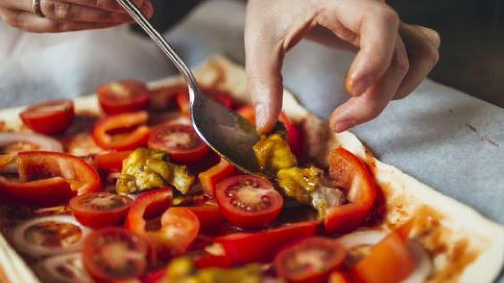 Выложить готовую курицу карри. Сверху разложить кусочки перца и половинки черри. По желанию – лук. Выложить готовую курицу карри. Сверху разложить кусочки перца и половинки черри. По желанию – лук.