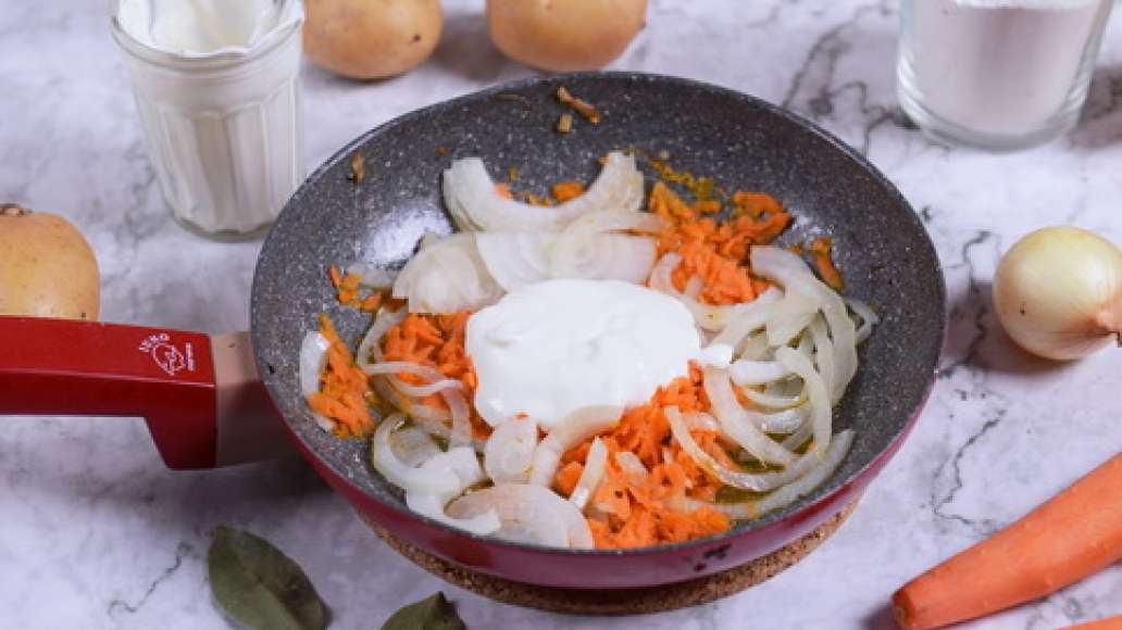 Нарежьте лук полукольцами, натрите морковь на крупной терке. Обжарьте лук, добавьте морковь, сметану и томатную пасту, перемешайте и тушите 7-10 минут на среднем огне. Нарежьте лук полукольцами, натрите морковь на крупной терке. Обжарьте лук, добавьте морковь, сметану и томатную пасту, перемешайте и тушите 7-10 минут на среднем огне.