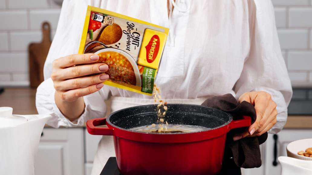 Постепенно добавить MAGGI® Суп Звездочки и тщательно перемешать. Добавить сливки, довести до кипения и варить суп 8-10 минут, периодически помешивая. Постепенно добавить MAGGI® Суп Звездочки и тщательно перемешать. Добавить сливки, довести до кипения и варить суп 8-10 минут, периодически помешивая.