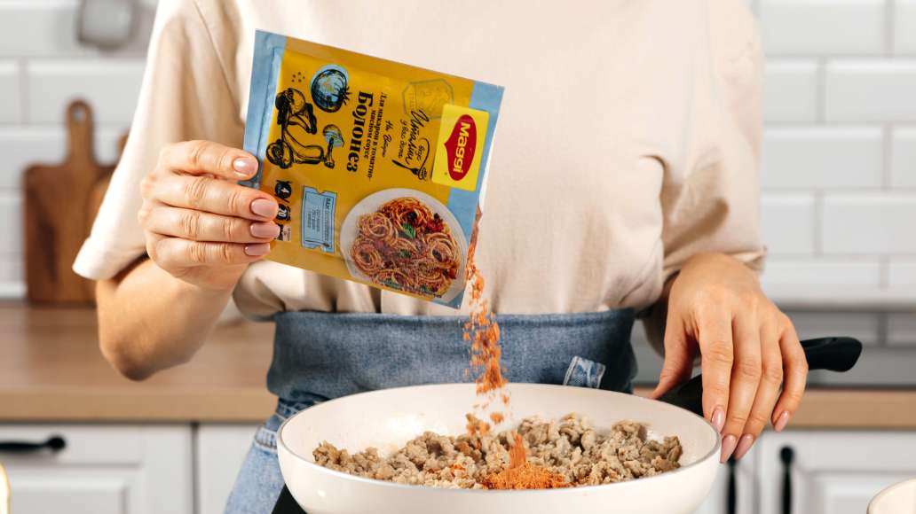 Добавить MAGGI® НА ВТОРОЕ для макарон в томатно-мясном соусе болонез и воду. Тушить 10 минут после закипания, периодически помешивая. Добавить MAGGI® НА ВТОРОЕ для макарон в томатно-мясном соусе болонез и воду. Тушить 10 минут после закипания, периодически помешивая.