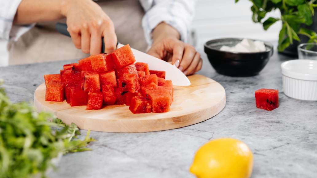 Арбузную мякоть без корочки нарезать крупными кубиками.