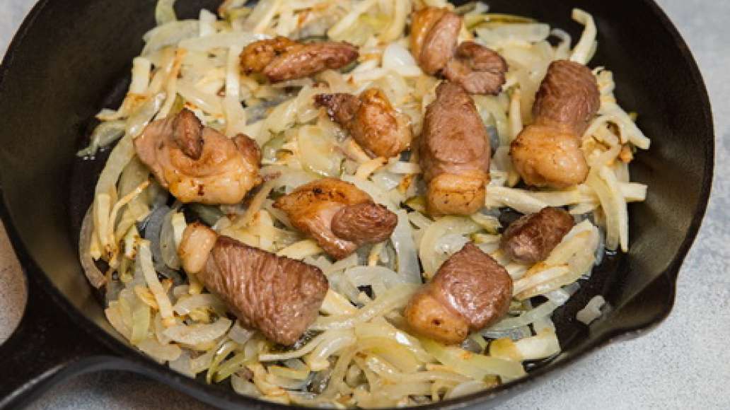 Разогреть в сотейнике растительное масло и обжарить лук, мясо и сельдерей. Добавить MAGGI® Заправка для рассольника, картофель, баклажан и помидоры, влить 500 мл воды.  Готовить 35-45  минут.