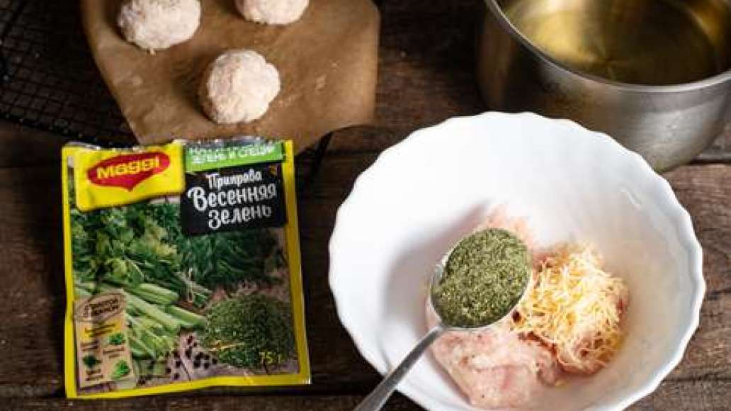 Соединить куриный фарш с MAGGI® Приправа Весенняя зелень, добавить манку, сыр и чеснок и тщательно перемешать. Сформировать небольшие круглые фрикадельки. Разогреть в глубокой сковородке растительное масло и аккуратно опускать фрикадельки небольшими пор Соединить куриный фарш с MAGGI® Приправа Весенняя зелень, добавить манку, сыр и чеснок и тщательно перемешать. Сформировать небольшие круглые фрикадельки. Разогреть в глубокой сковородке растительное масло и аккуратно опускать фрикадельки небольшими пор