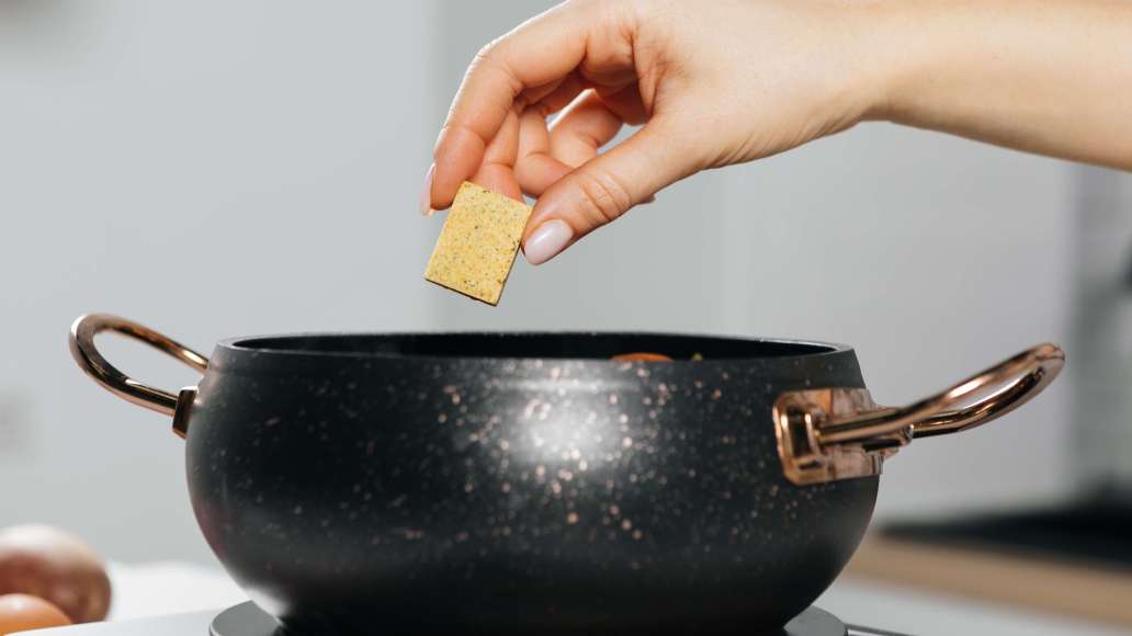 Залить овощи водой и довести до кипения. Добавить кубики MAGGI® ЗОЛОТОЙ® Бульон с курицей и варить до мягкости.