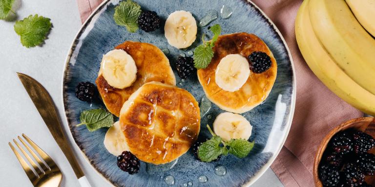 Румяные сырники на завтрак с бананами - рецепт приготовления с фото от Maggi.ru