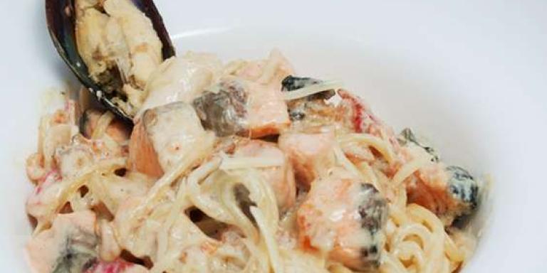 Спагетти с морепродуктами в сливочном соусе — рецепт с фото