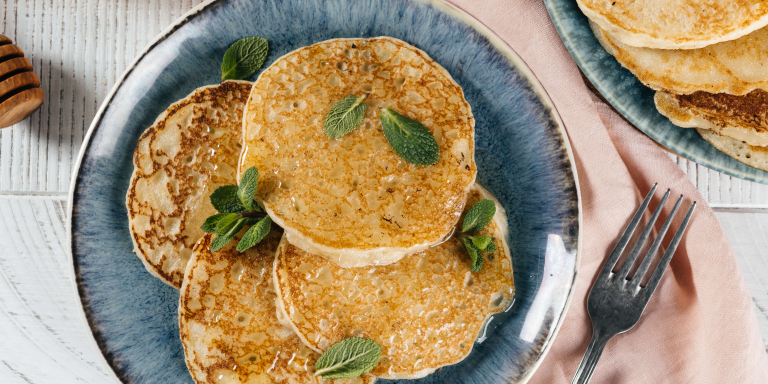 Толстые дрожжевые постные блины из манки - рецепт приготовления с фото от Maggi.ru