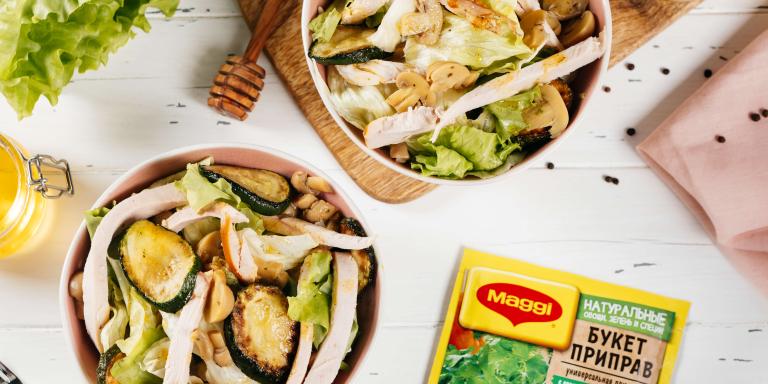 Лёгкий салат из копчёной курицы с маринованными шампиньонами - рецепт приготовления с фото от Maggi.ru
