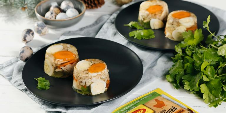 Порционный холодец с курицей, индейкой и перепелиными яйцами - рецепт приготовления с фото от Maggi.ru