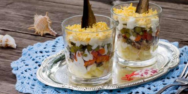 Салат в стакане со шпротами и горошком, подробное приготовление с фото