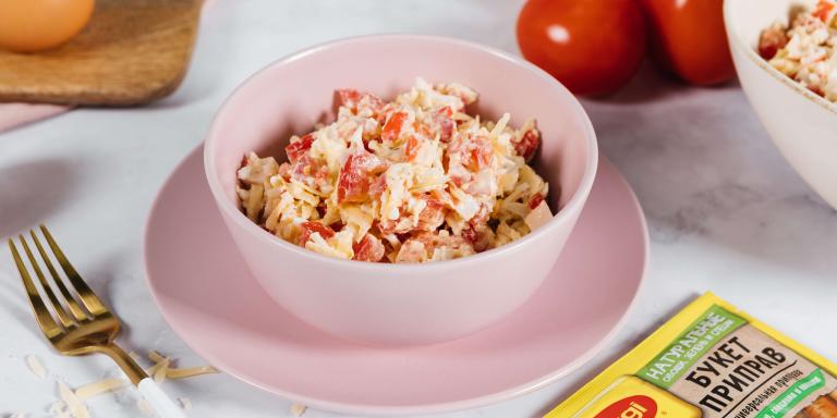 Сочный салат с крабовыми палочками и помидорами - рецепт приготовления с фото от Maggi.ru