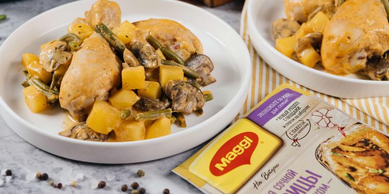 Запеченная курица с чесноком, овощами и грибами в сметанном соусе - рецепт приготовления с фото от Maggi.ru