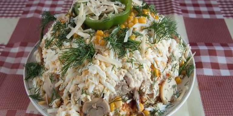 Салат из свежих грибов с кукурузой и куриным филе: рецепт с фото