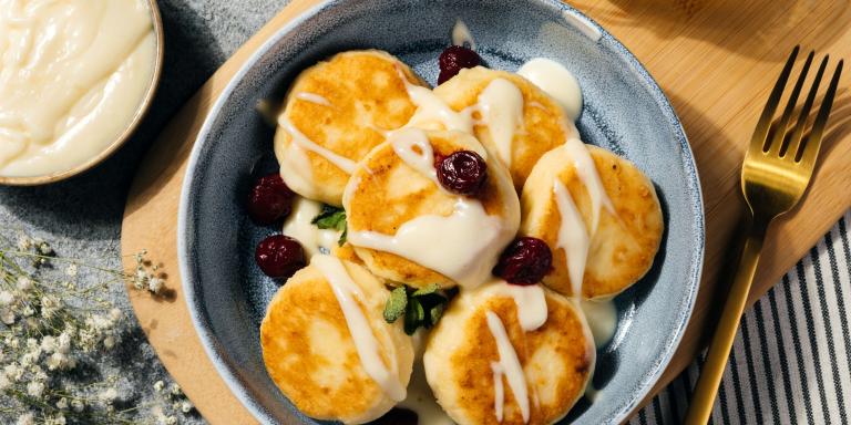 Сырники со сметанно-медовой подливкой - рецепт приготовления с фото от Maggi.ru