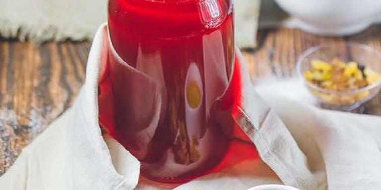 Свекольный красный квас с изюмом и медом - рецепт с фото от Магги