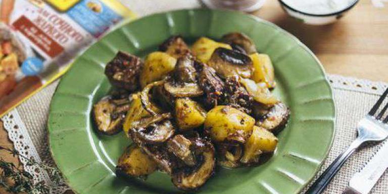 Сочное жаркое с грибами и картофелем - рецепт приготовления с фото от Maggi.ru