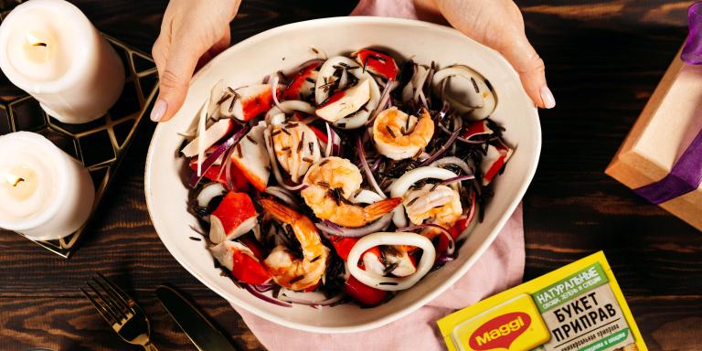 Яркий салат с креветками, кальмарами и черным рисом: рецепт с фото