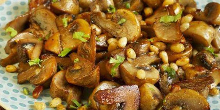Грибы с чесноком и кедровыми орешками - рецепт приготовления с фото от Maggi.ru