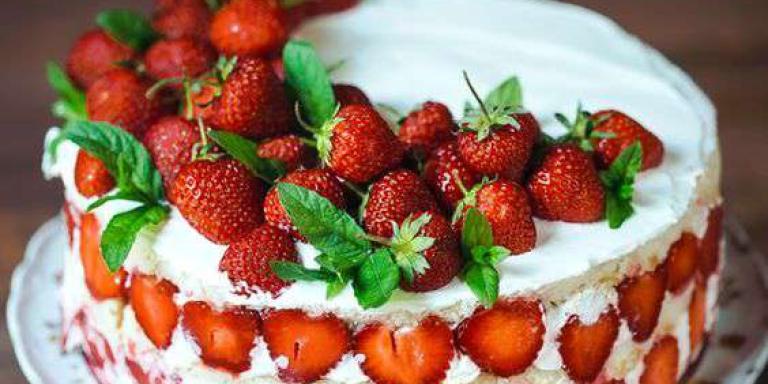 Бисквитный торт с клубникой - рецепт приготовления с фото от Maggi.ru