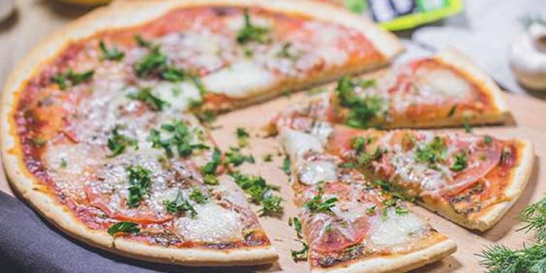 Классическая пицца наполи с помидорами, сырами и травами— рецепт приготовления с фото