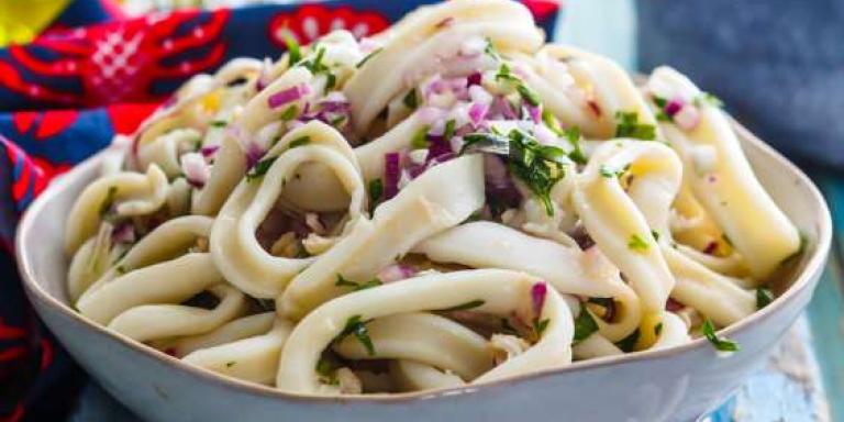 Салат из свежих кальмаров - рецепт приготовления с фото от Maggi.ru
