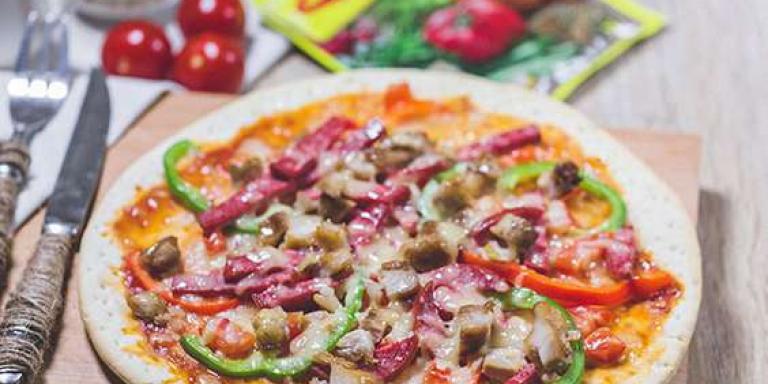 Пицца, закрытая на сковороде с пепперони и курицей: рецепт с фото