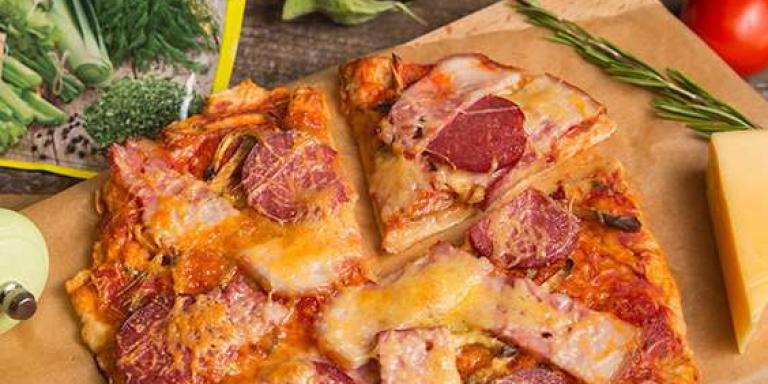 Пицца на сковороде с баклажаном, колбасой и беконом: рецепт с фото