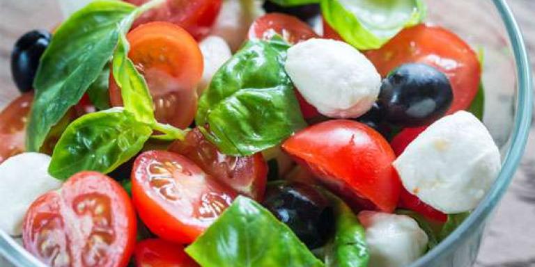 Греческий салат с моцареллой - рецепт приготовления с фото от Maggi.ru