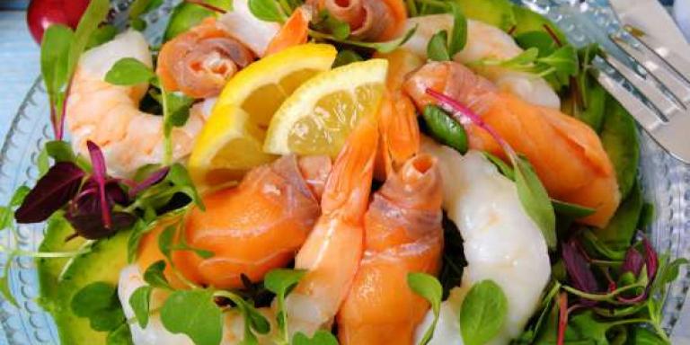 Салат с красной рыбой и креветками - рецепт приготовления с фото от Maggi.ru