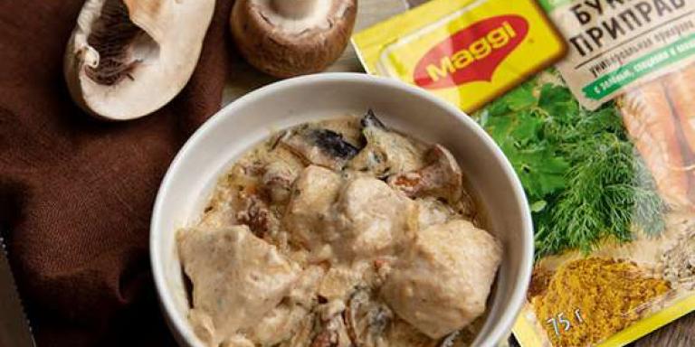 Курица жареная  с грибами и сметаной на сковороде: рецепт с фото