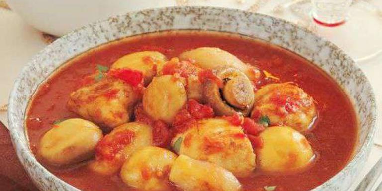 Сытная курица с грибами в томатном соусе — рецепт с фото от Maggi.ru