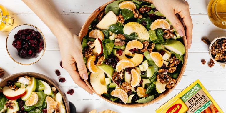Зимний салат с авокадо, шпинатом, фруктами и клюквой: рецепт с фото