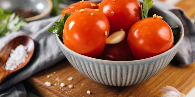 Пряные маринованные помидоры с чесноком и горчицей: рецепт с фото