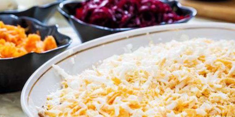 Слоеный салат из свеклы и яиц - рецепт приготовления с фото от Maggi.ru