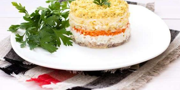Салат «Мимоза» — классический рецепт с консервами и рисом | maggi.ru