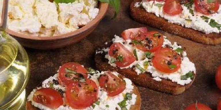 Брускетта с помидорами и творожным сыром, пошаговый рецепт с фото