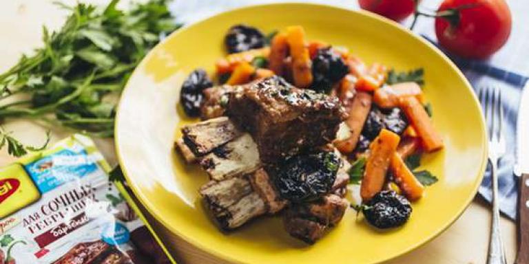 Ребрышки барбекю с черносливом и морковью - рецепт приготовления с фото от Maggi.ru