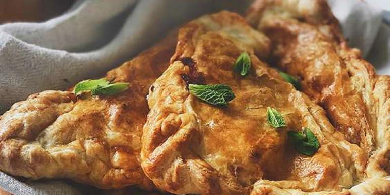 Бездрожжевые пирожки с курицей и сыром — простой рецепт с фото