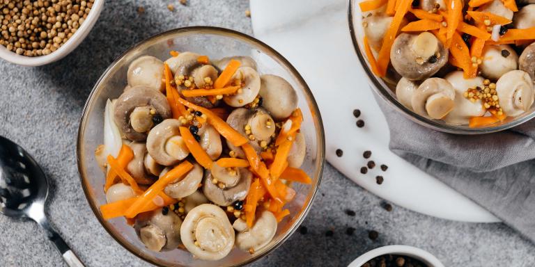 Закусочные маринованные шампиньоны с морковкой и лучком: рецепт с фото