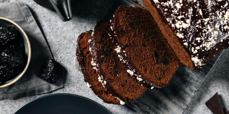 Шоколадный кекс на сметане с черносливом - рецепт приготовления с фото от Maggi.ru