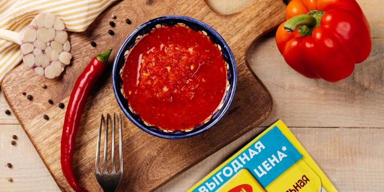 Быстрая аджика из помидоров с чесноком и чили без варки: рецепт с фото