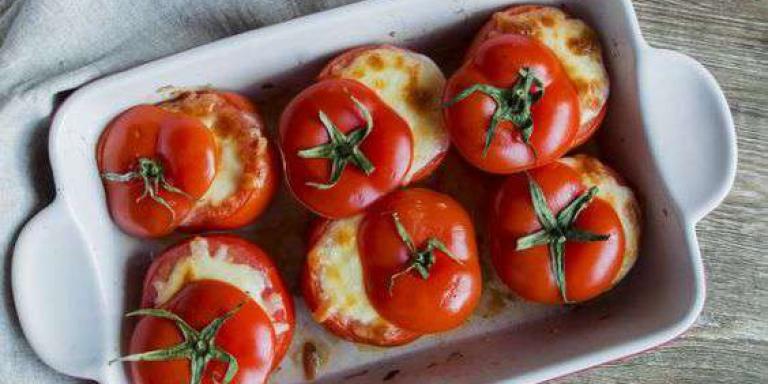 Запеченные помидоры с сыром и чесноком - рецепт приготовления с фото от Maggi.ru