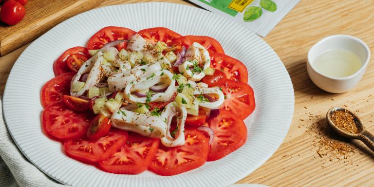 Салат с кальмарами и овощами - рецепт приготовления с фото от Maggi.ru